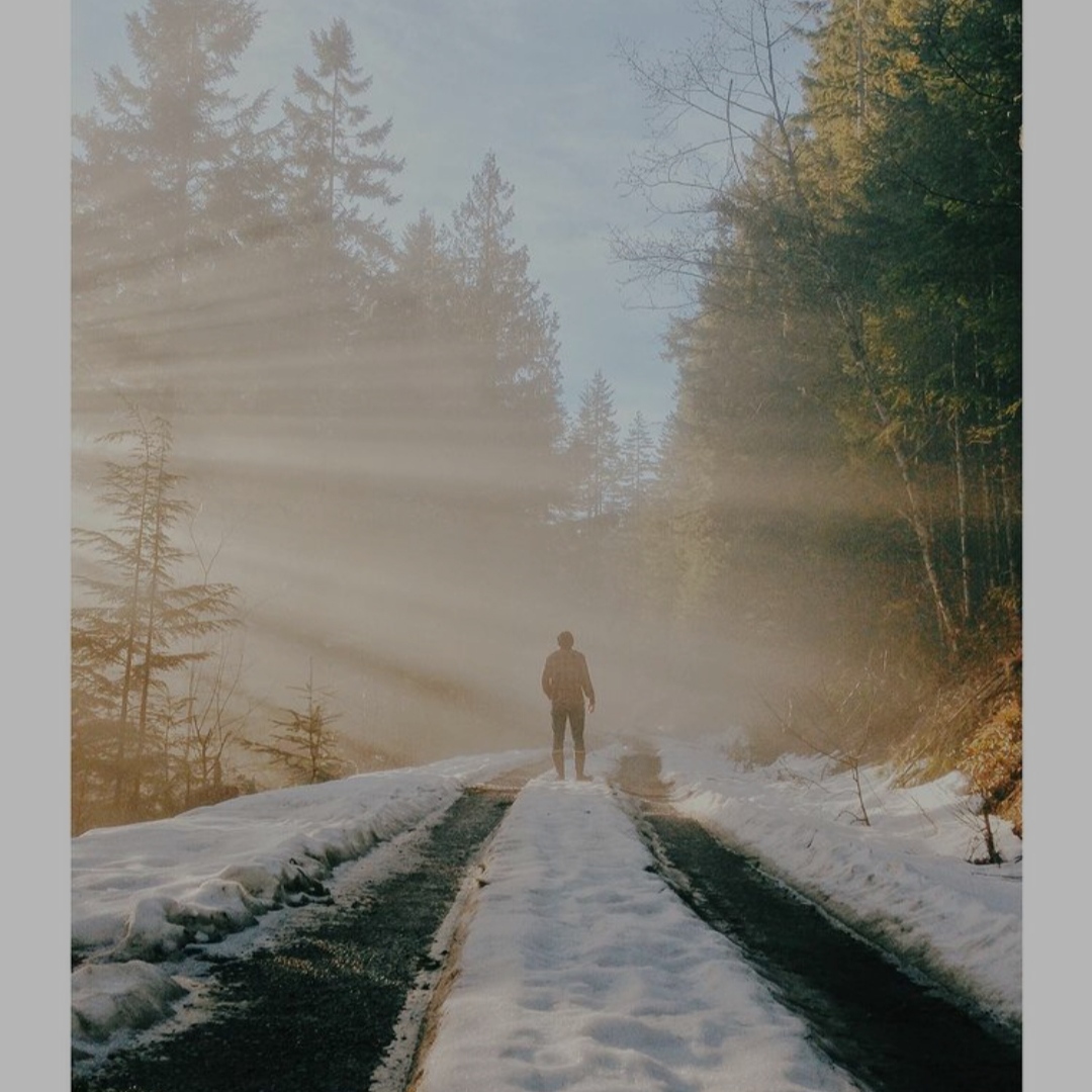 میثم حسینی با تو آرومه قلبم با تو من رو براهم با تو هرجایی که باشم پره هیجانم